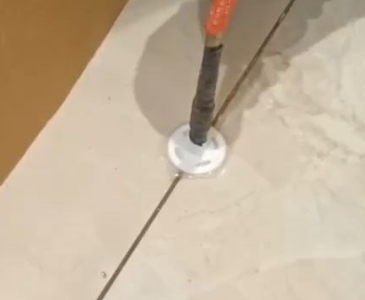 牟定瓷砖空鼓维修公司专业解答瓷砖在铺贴过程中，如果没有涂抹均匀到位的粘结材料（如水泥砂浆或瓷砖胶），可能会导致以下问题